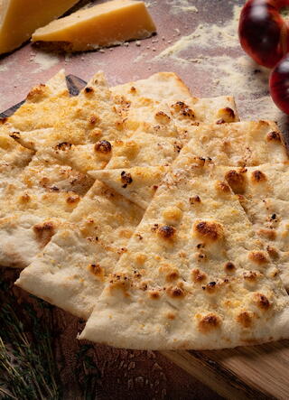 Фокачча с пармезаном и чесночным маслом