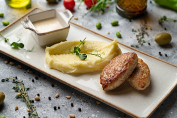 Куриные котлеты с картофельным пюре и трюфельным соусом